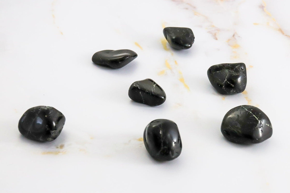 Piedra rodada de turmalina negra