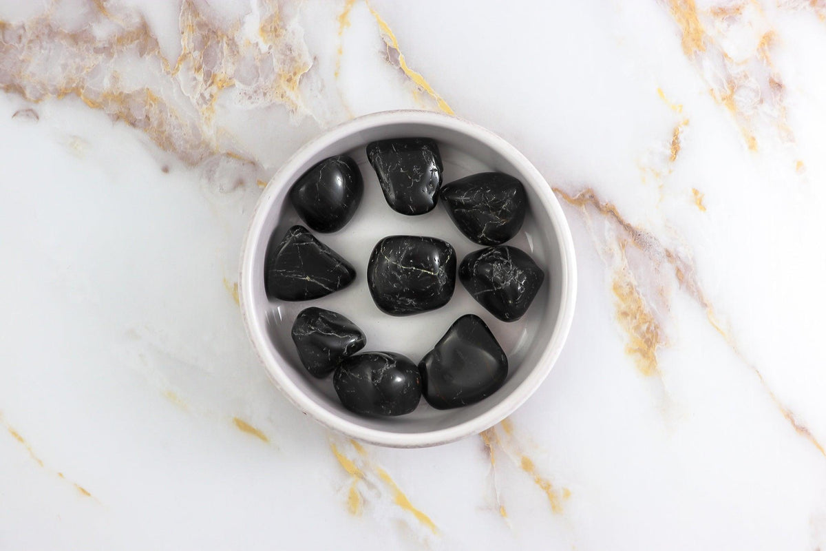 Piedra rodada de turmalina negra