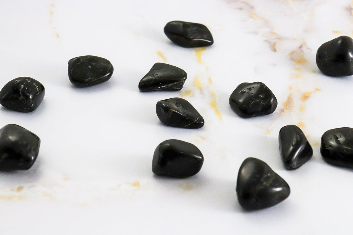 Piedra rodada de turmalina negra
