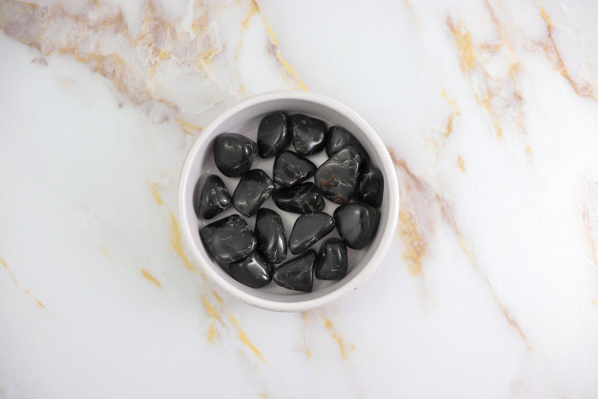 Piedra rodada de turmalina negra